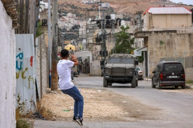 مقاومون فلسطينيون يتصدون لاقتحام قوات العدو مخيم بلاطة في نابلس